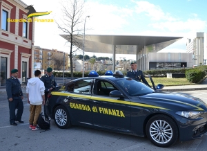 Sorpreso con sostanza stupefacente: arrestato dalla Guardia di Finanza