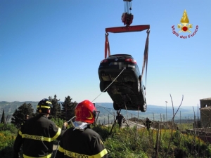 Auto finisce in un dirupo, indenne il conducente