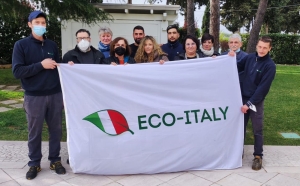 I lavoratori della Eco-Italy protestano davanti la sede della Regione