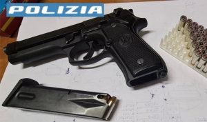 Stalkerizza e minaccia la compagna con una pistola: arrestato dalla polizia