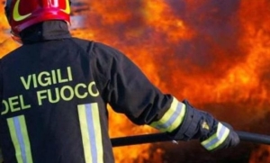 Incendio in un capannone a San Basilio: in fiamme materiali plastici e rifiuti speciali