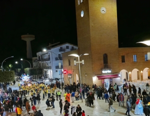 Entusiasmo e divertimento per la sfilata carnevalesca a Marconia. Oggi si replica a Pisticci. Foto