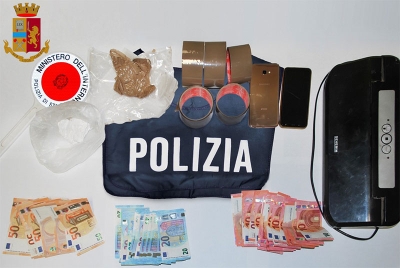 Polizia Ferma E Arresta 29enne Con 118 Gr Di Cocaina Nel Cruscotto Dell ...