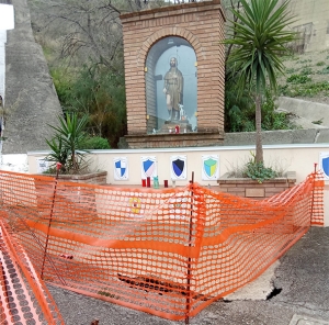 In pericolo la Statua di San Rocco all’ingresso della galleria dopo un cedimento