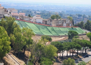 Procedono i lavori al giardino verticale. Non manca molto alla sua realizzazione