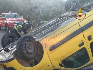 Auto si ribalta, uomo rimane incastrato