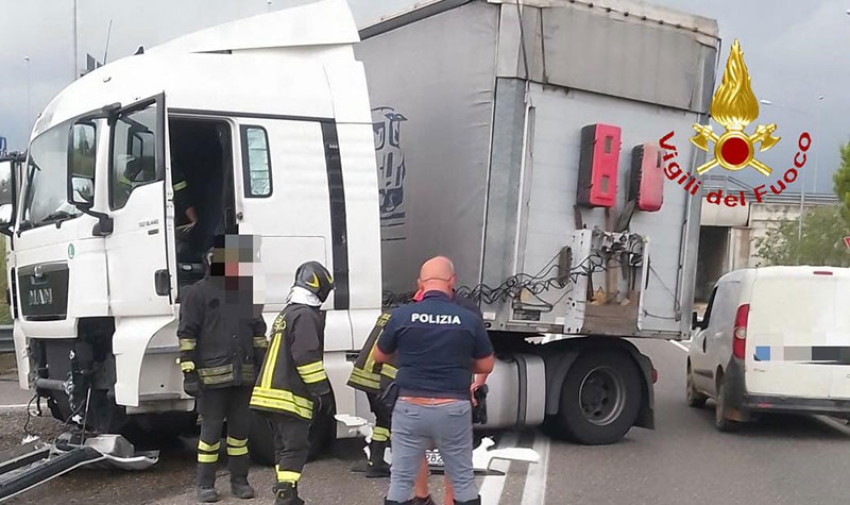 Tir impatta contro lo spartitraffico, in azione i Vigili del Fuoco di Tinchi