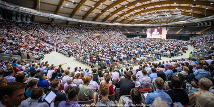 Migliaia di persone per il congresso annuale dei Testimoni di Geova