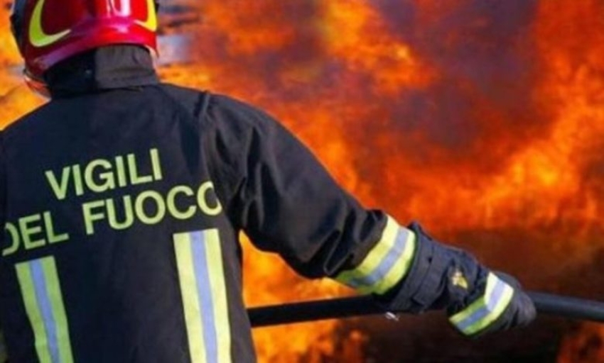 Incendio di sterpaglie si estende a due capannoni nei pressi di Marconia