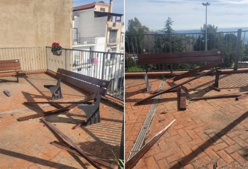 Distrutta una delle panchine del belvedere di Corso Metaponto