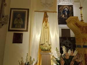 I fedeli salutano la Madonna di Fatima dopo la tre giorni nella chiesa di Sant’Antonio