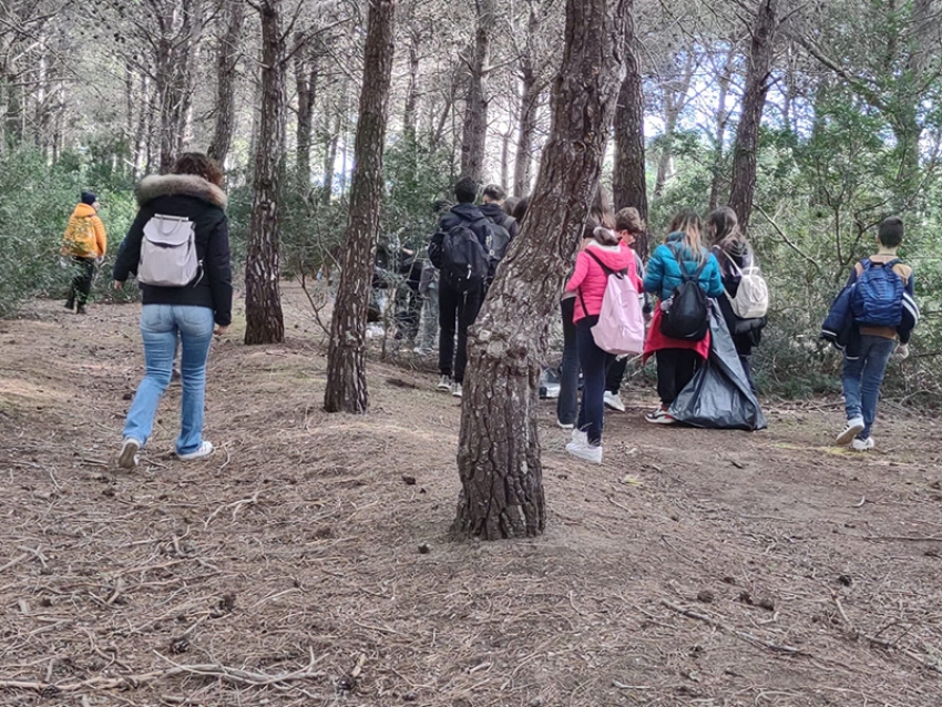 Studenti in prima linea per la pulizia della spiaggia libera di Policoro