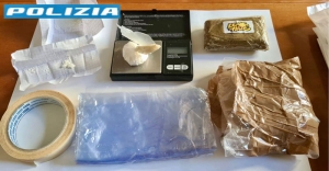 Polizia arresta 57enne con hashish e cocaina