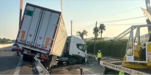 Tir sfonda barriera di sicurezza e resta in bilico sulla S.S.106