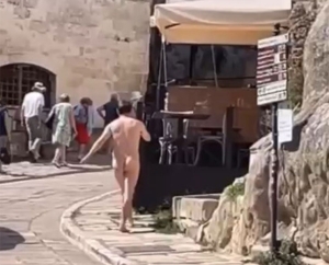 Uomo nudo in giro per i Sassi