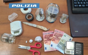 Detiene e spaccia droga: arrestato dalla Polizia